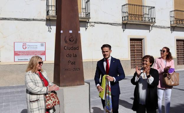 La cónsul danesa en Andalucía y el alcalde de Huéscar inauguran el monumento a la paz. /josé utrera