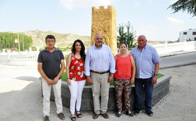 Jesús Raya en el centro de la foto junto el equipo de gobierno del Ayuntamiento de Castillejar 