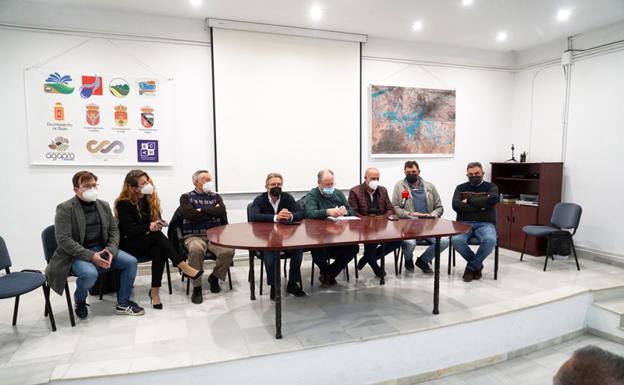 Alcaldes y representantes empresariales y de comunidades de regantes en Zújar 