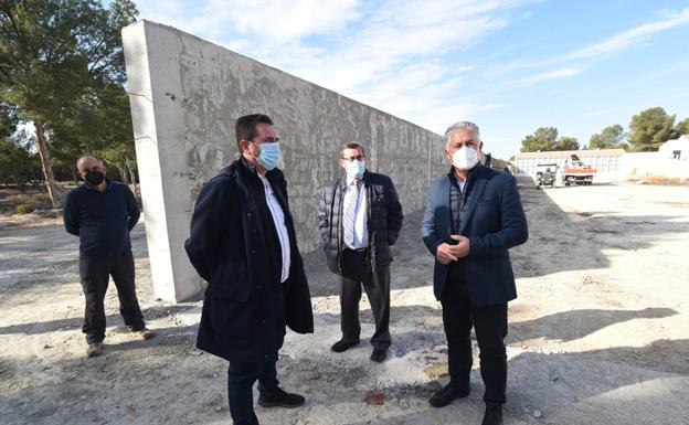 El presidente de Diputación ha visitado las obras del nuevo cementerio de Benamaurel