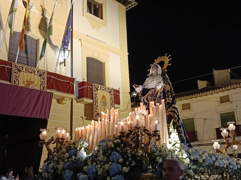 La Virgen de los Dolores a su paso por la Plaza Mayor de Huéscar/IDEAL