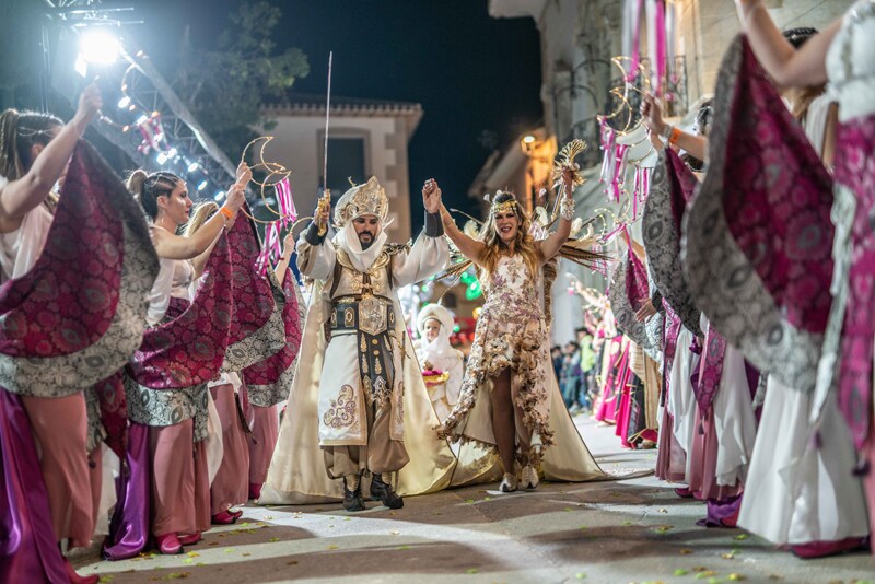 Los Reyes Moros de Cúllar llegan a la Plaza Mayor para ser coronados 