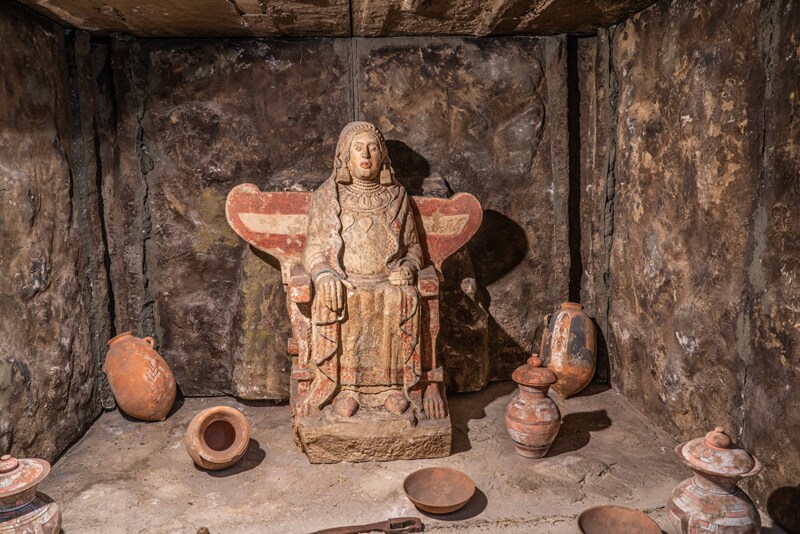 La exposición también cuenta con una replica de la Tumba 155 de Cerro Santuario 