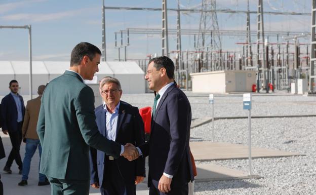 Pedro Sánchez, presidente del Gobierno, y Juanma Moreno, de la Junta, se saludan a su llegada a Baza/RAMÓN L. PÉREZ