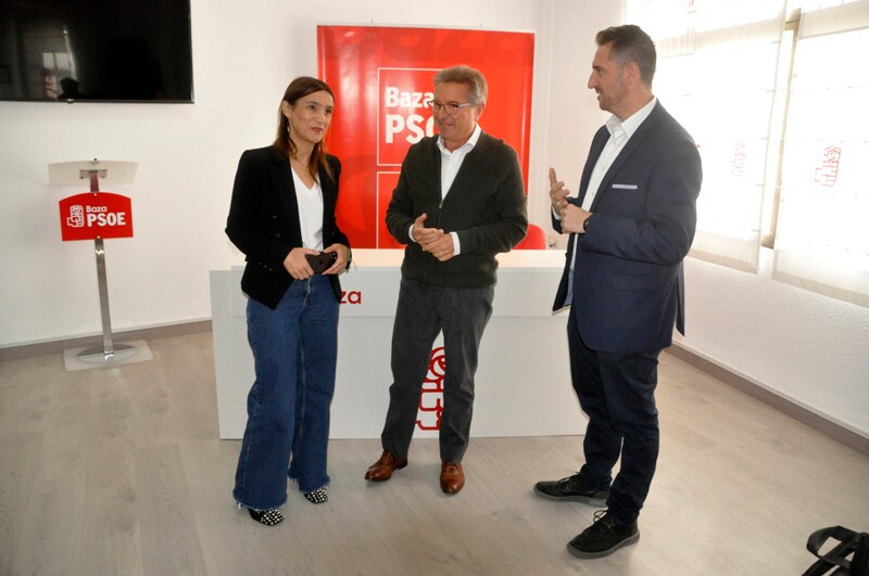 Olga Manzano, Manolo Gavilán, Juan Francisco Torregrosa, en la sede del PSOE de Baza