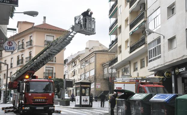 Los bomberos de Baza han estado utilizando el camión escala para quitar elemento desprendidos de fachadas y tejados/JOSÉ UTRERA