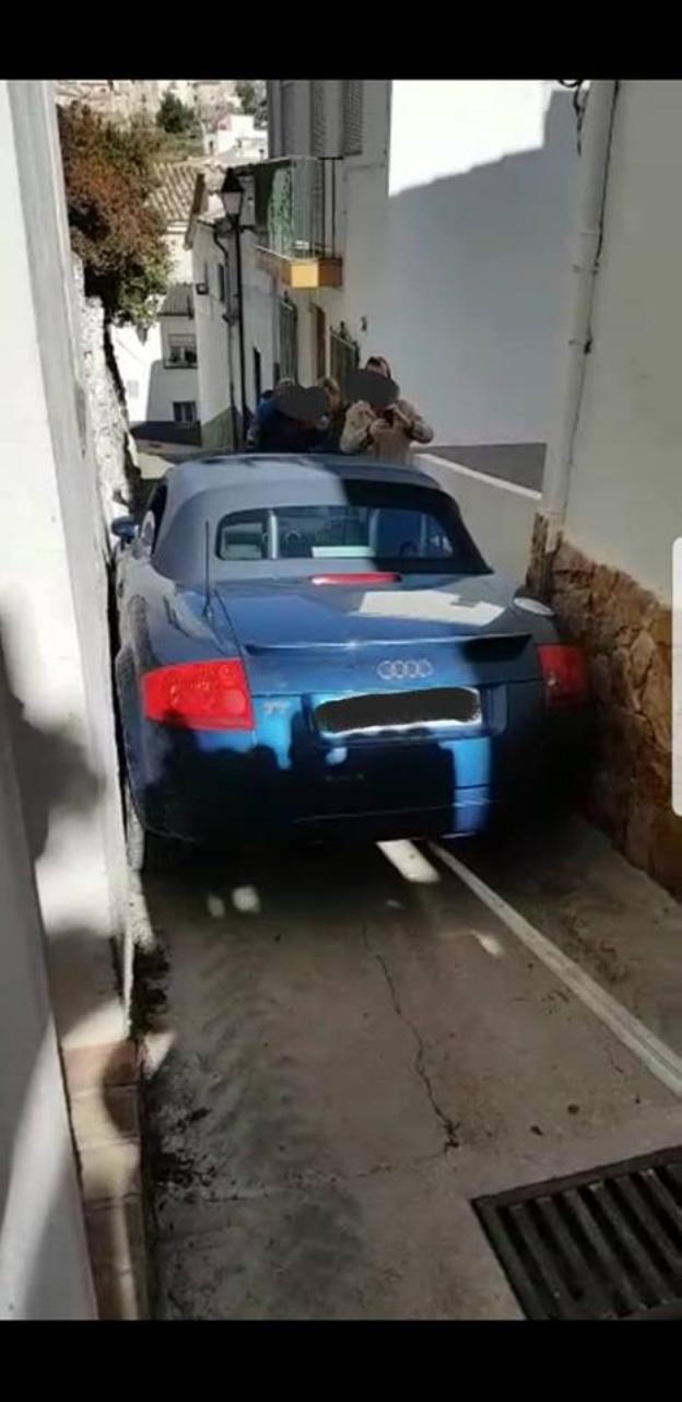El coche quedó encajado entre las paredes de dos casas en Cazorla. 