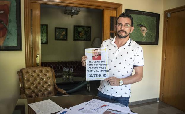 Juan Yeguas muestra los carteles con su foto que han aparecido en el municipio.