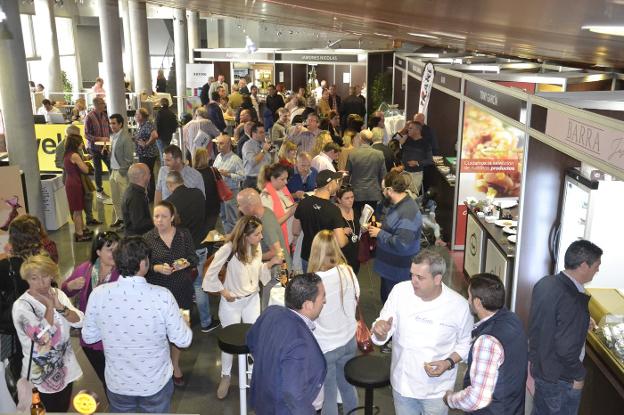 Por primera vez, la zona de gastrobares de Almería Gourmet se ubica en el hall del Teatro Auditorio de El Ejido, y está abierta al público desde el mediodía.