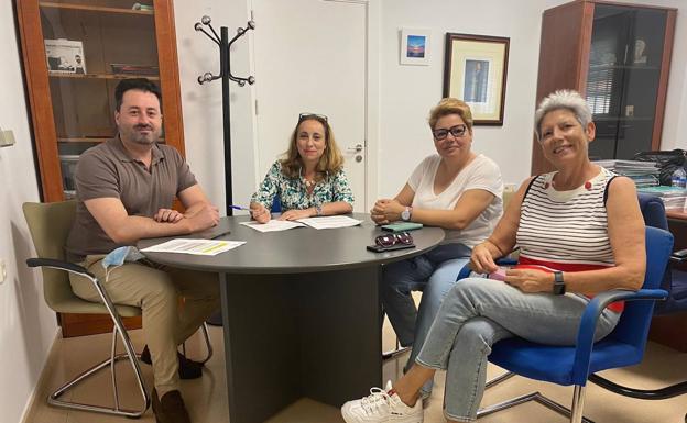 Álvaro Tortosa, Enriqueta Quesada, Mari Ángeles Muñoz y Emilia Fernández en la firma del convenio. /