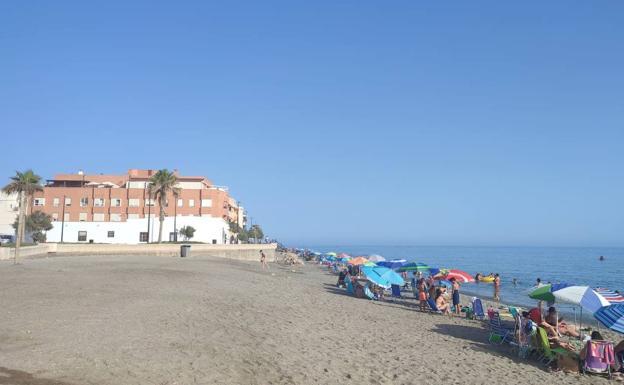 Imagen de la playa de Balerma en la tarde de ayer. /