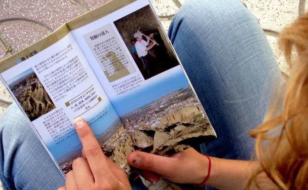 Una mujer observa una guía sobre Guadix escrita en japonés, en 2005. 