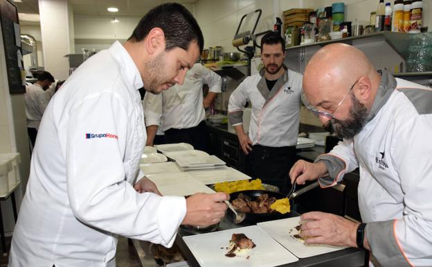 A la izquierda, Diego Gallegos; a la derecha, José Caracuel. cocinando a cuatro manos en Casa Palos. /CHAPA.