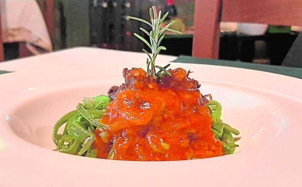 Habichuelas lacias, salsa de tomate y morcilla, de la Cantina de Diego