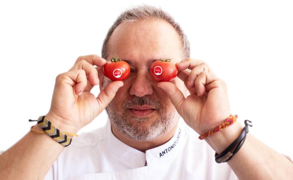 El chef Antonio Lorenzo con los multipremiados tomates Amela. /ALFREDO AGUILAR