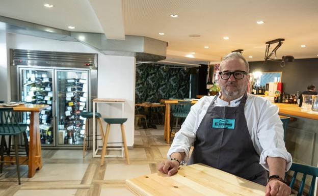 Antonio Lorenzo, cocinero de El Conjuro, sentado en el salón de su restaurante, convertido en referente culinario a nivel nacional. /A. AGUILAR