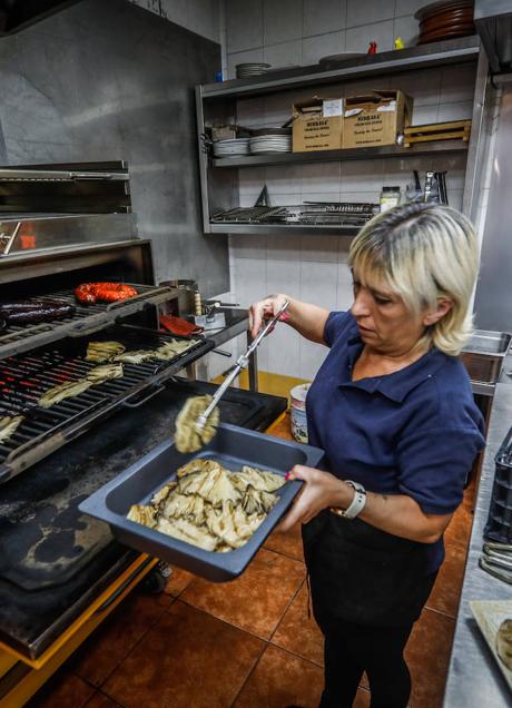 Evelyn Ruiz se aplica sobre las brasas en la cocina de La Tinaja. 