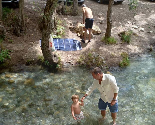 Padre e hijo en un río granadino.