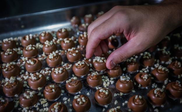 Lola Marín da los últimos toques a una de las delicatesen de Damasqueros.