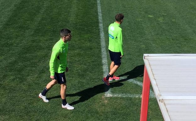Ãlex MartÃnez y Pozo, al salir al césped de la Ciudad Deportiva. /R. L.
