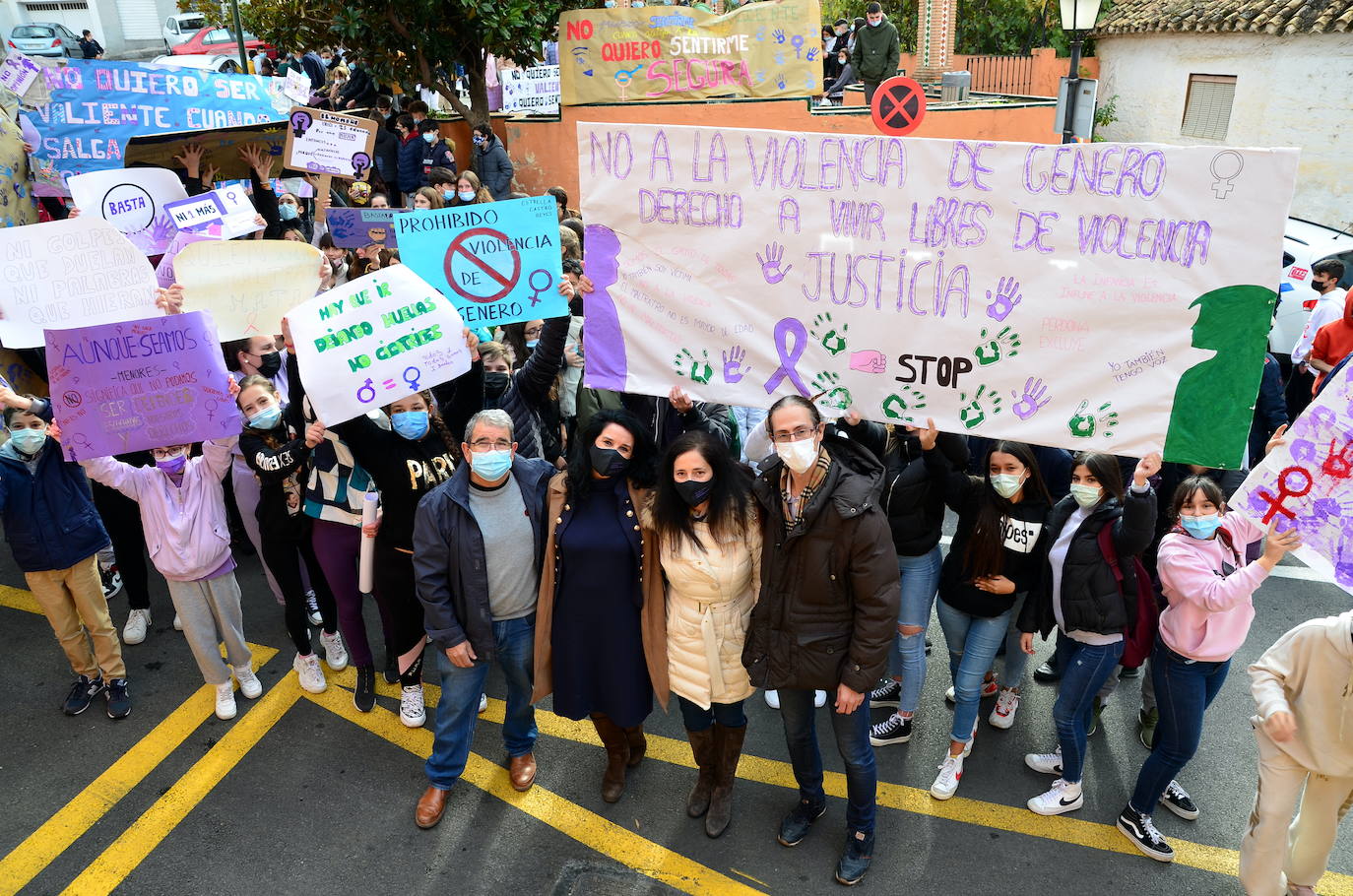 El IES Los Neveros de Huétor Vega abandera una marcha contra la violencia de género