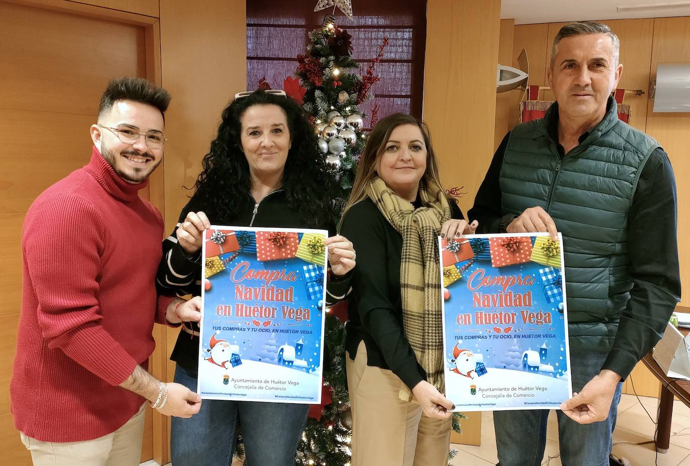 Miembros del equipo de gobierno del Ayuntamiento de Huétor Vega muestran el cartel de la campaña.