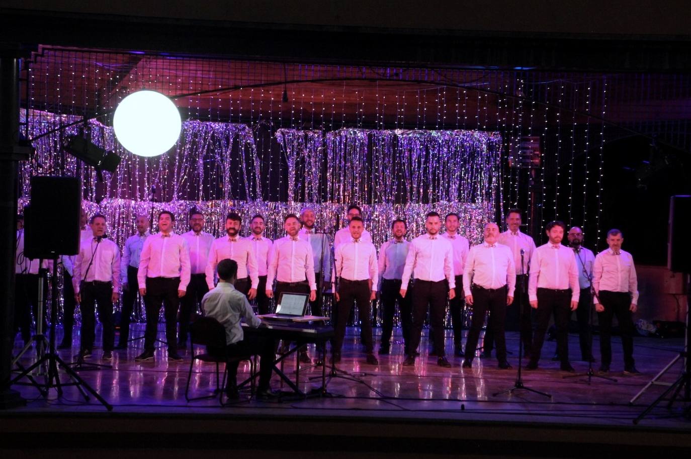 El Coro de Hombres Gays de Madrid cerró las 'Veladas Musicales' de La Zubia