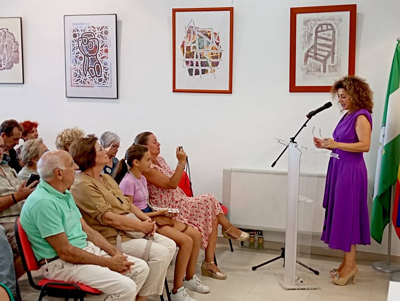 La concejala Natalia Arregui presenta la exposición en el Centro Carmen Jiménez de La Zubia.
