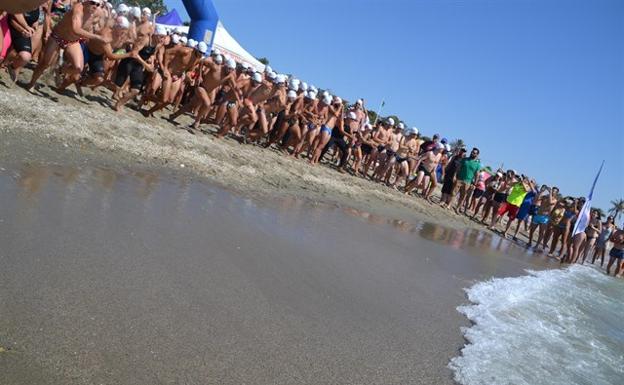 Más de 150 nadadores participan en la travesía a nado de Mojácar