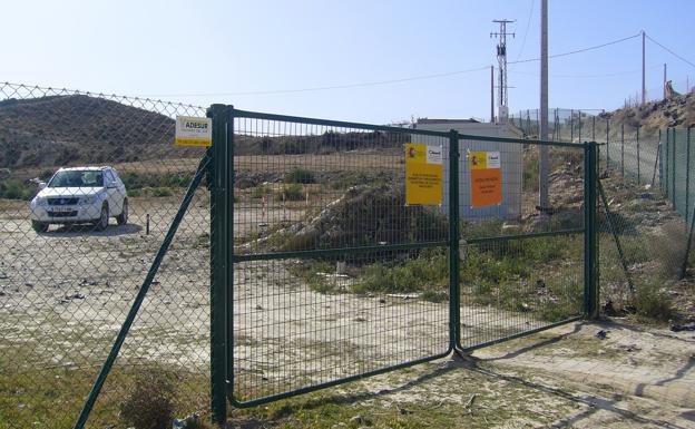 Detrás de estas vallas se encuentran unas zanjas con restos radiactivos, en Palomares.