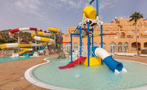 Mojácar estrena hotel con parque acuático en la zona de Puerto Marina, próximo a Macenas
