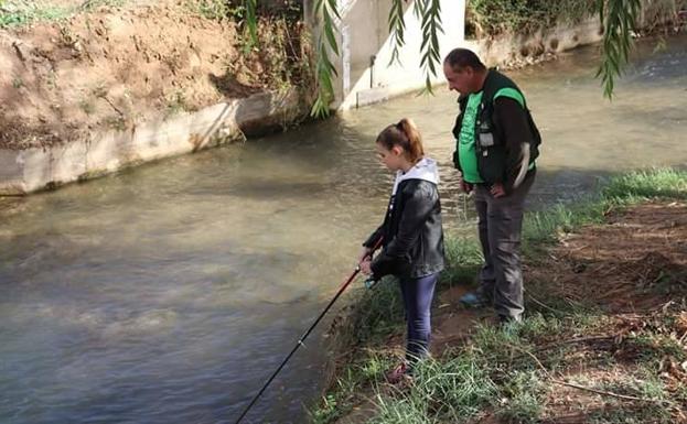 Ninos Y Adolescentes Aprenden La Pesca Sin Muerte En El Rio Frio Loja Ideal