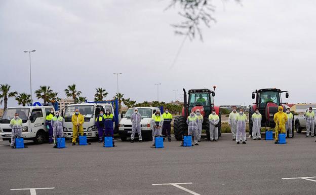 Media docena de vehículos y 70 operarios desinfectan diariamente el municipio de Roquetas
