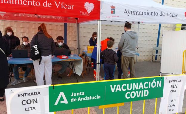 Punto de vacunación instalado en Vícar. 