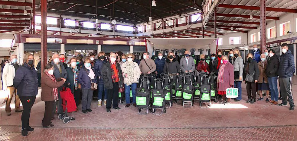 Sorteados setenta carros de la compra serigrafiados con el lema &#39;Mercado de Úbeda, sabores auténticos&#39;