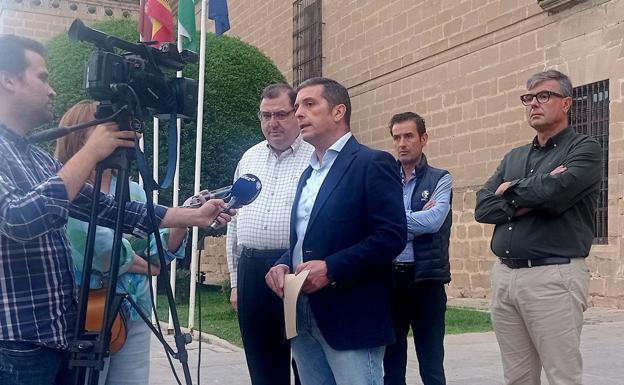 Tomás Fuentes, en el centro, anunciando su intención de ser candidato del PP en Úbeda.