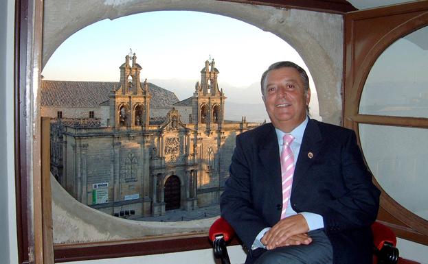 Juan Pizarro Navarrete en la parte más alta del Ayuntamiento de Úbeda.