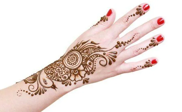 Todos los años cortar a tajos agencia Una niña sufre deformaciones en su brazo por un tatuaje de henna | Ideal