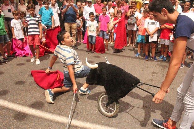 Desplante de uno de los jóvenes que participó en la clase de toreo de salón./