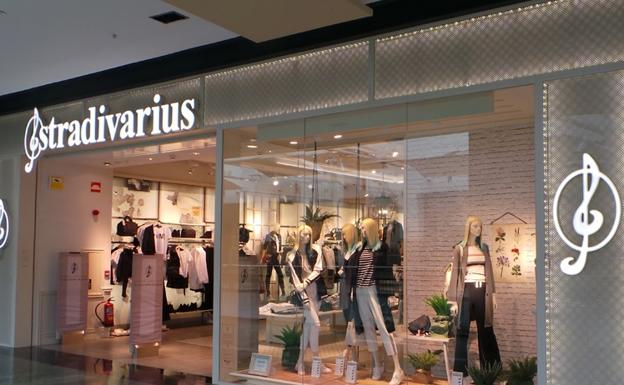 Stradivarius greece. Страдивариус. Stradivarius магазин в Турции. Витрины магазина страдивариус. Магазин турецкой одежды в Колумбусе на Пражской.