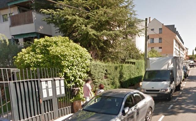 Un hombre de 50 años muere seccionado por la puerta corredera de un