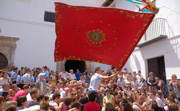 El torero Juan Carlos Jiménez Caballero tremola la bandera en las fiestas de Gor.