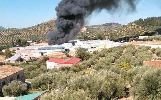 Aparatoso incendio en el polígono de Fuensanta de Martos ...