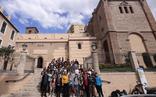 Estudiantes franceses y motrileños en la puerta de la iglesia mayor./JAVIER MARTÍN