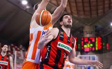 Iriarte pelea en la pintura durante el encuentro en Coruña./LOF