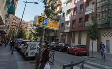 La documentación del autor de los disparos la halló la Policía Local de Granada en un vehículo mal aparcado en la calle Obispo Hurtado./ALFREDO AGUILAR