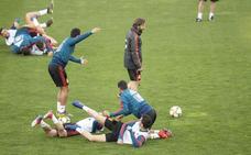 El entrenamiento de ayer se desarrolló con buen rollo y momentos de diversión./PEPE MARÍN