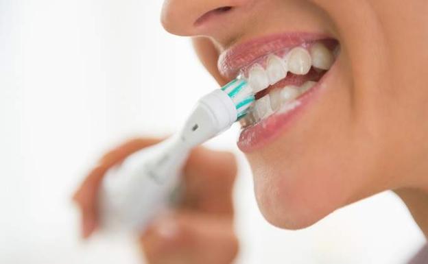 Los dentistas alertan del riesgo de una pasta de dientes muy usada