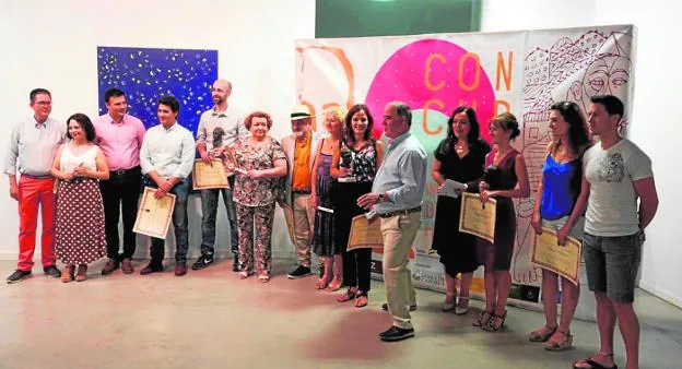 Foto de familia con los premiados en todas sus modalidades y los representantes de las administraciones./GARCÍA-MÁRQUEZ
