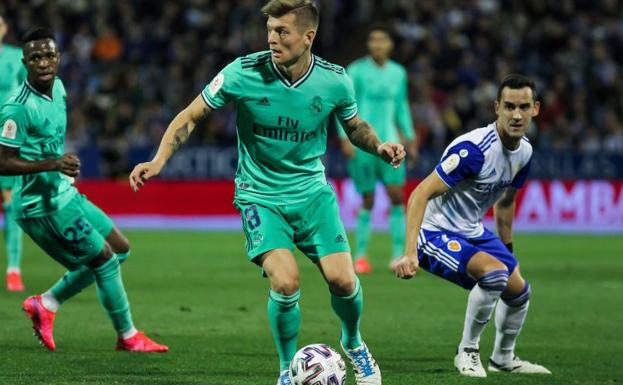Kroos conduce la pelota durante el partido ante el Zaragoza. /EP